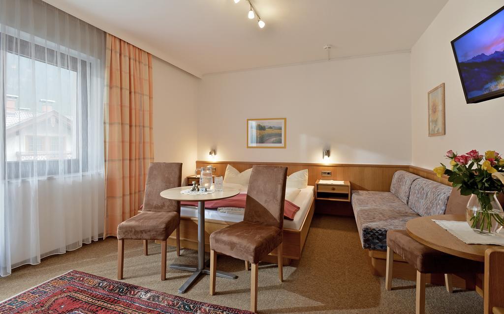 Hotel Garni Jennewein Mayrhofen Pokoj fotografie